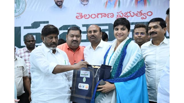 नवाचार की मिसाल: ‘चेंज मेकर’IAS हरि चंदना को भारत की पहली व्हाट्सऐप शिकायत व्यवस्था के लिए सम्मान